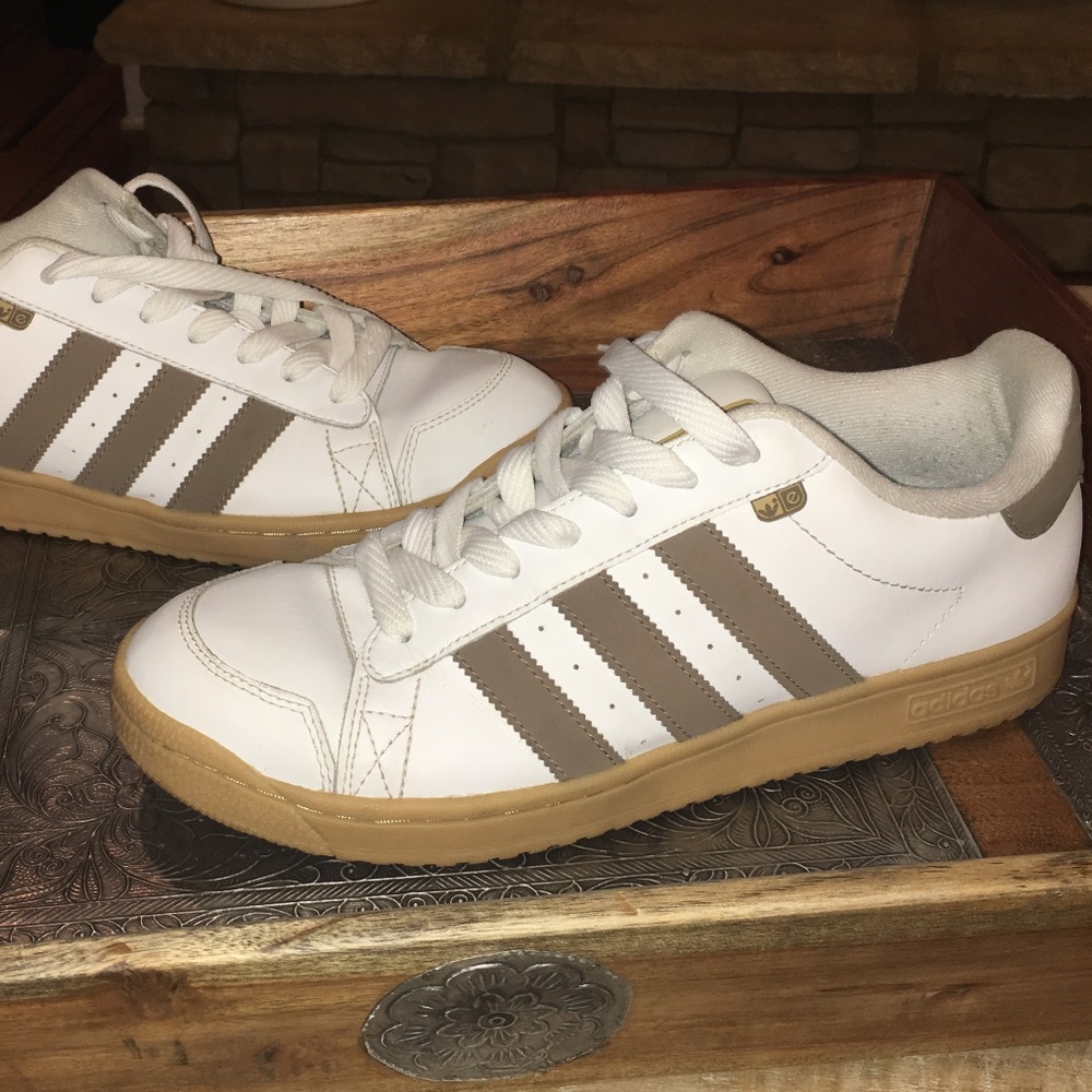 ✵ADIDAS✵ White w/ Tan Stripes Mens Size 10½